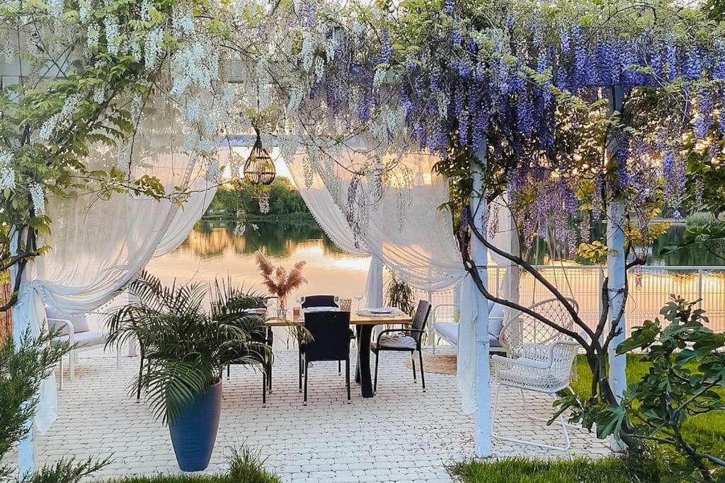 Therme - Corbeanca By The Lake Luxury Villa المظهر الخارجي الصورة