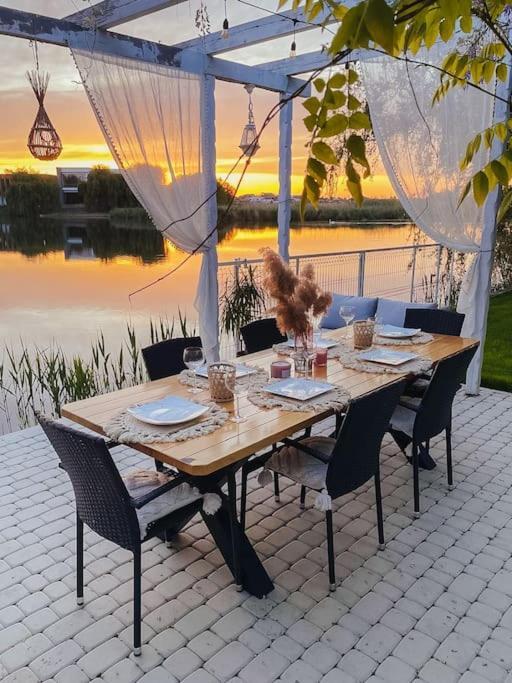 Therme - Corbeanca By The Lake Luxury Villa المظهر الخارجي الصورة