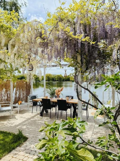 Therme - Corbeanca By The Lake Luxury Villa المظهر الخارجي الصورة